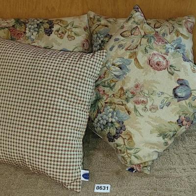 Lot of 4 Throw Pillows