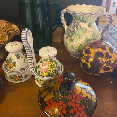 Group of various decorative accent pieces