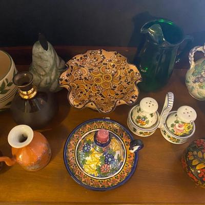 Group of various decorative accent pieces