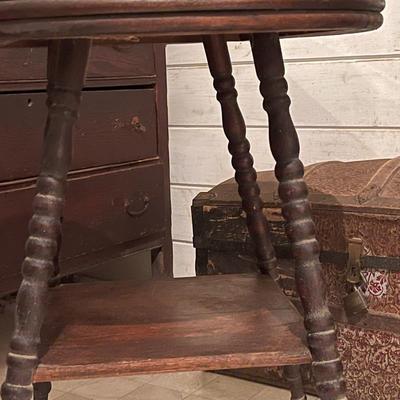 Round top spool leg table