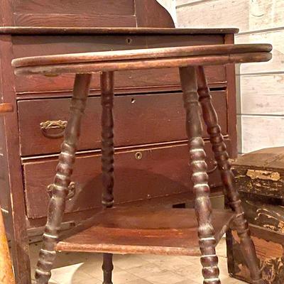 Round top spool leg table