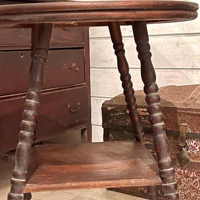 Round top spool leg table