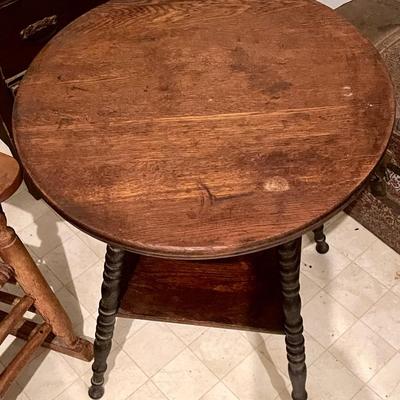 Round top spool leg table