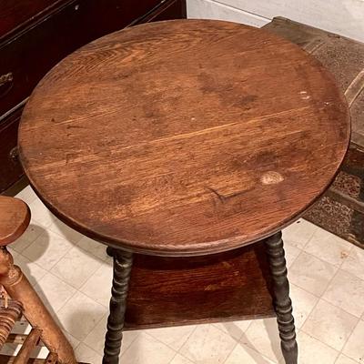 Round top spool leg table