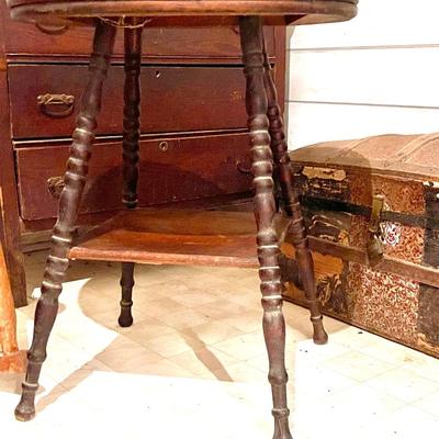 Round top spool leg table