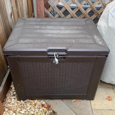 Rubbermaid 74 Gallon Resin Patio Deck Box