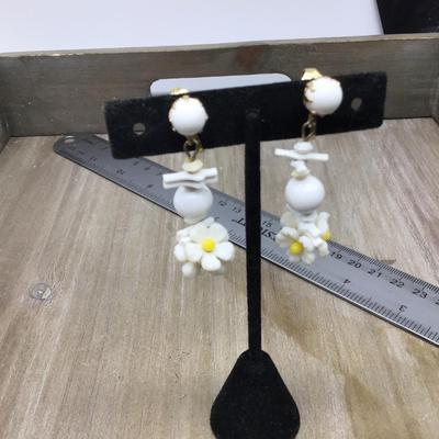 VTG Yellow White Daisy Pearl Dangle Earrings Clip On Plastic Lucite Hong Kong