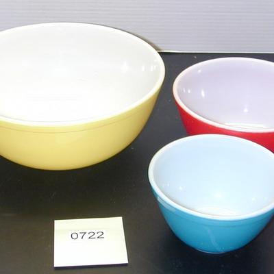 3 Colored Pyrex Nesting Bowls Lot 722
