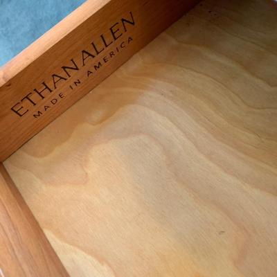 Ethan Allen Scallop Leg End Table w/ Drawer