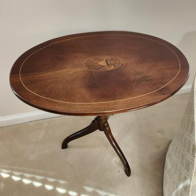 VINTAGE SOLID WOOD TILT TOP OVAL SIDE ACCENT TABLE  INLAID EAGLE