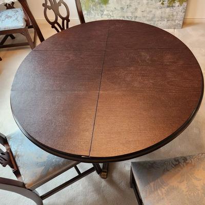 Ethan Allen Pedestal  Dining Room Table + 2 leaves with 6 chairs
