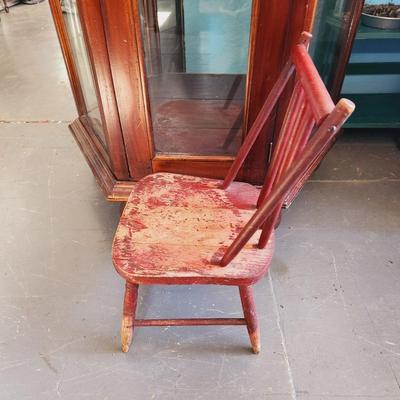 ANTIQUE CHIPPY WOOD RED CHILDS CHAIR