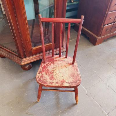 ANTIQUE CHIPPY WOOD RED CHILDS CHAIR