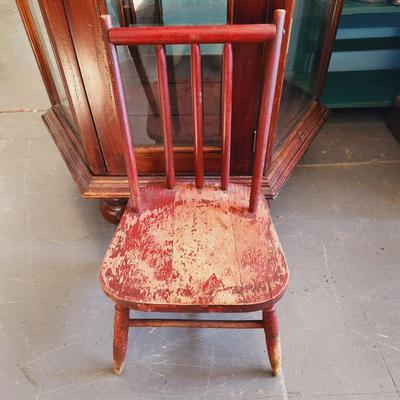 ANTIQUE CHIPPY WOOD RED CHILDS CHAIR