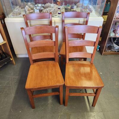 4 MATCHING WOODEN DINING TABLE CHAIRS