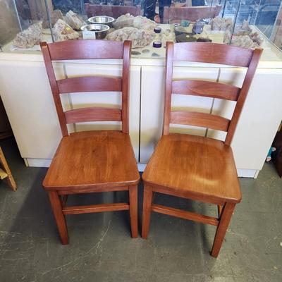 4 MATCHING WOODEN DINING TABLE CHAIRS
