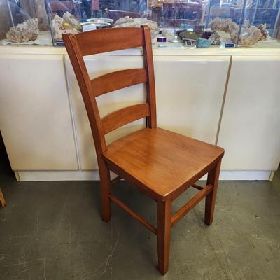 4 MATCHING WOODEN DINING TABLE CHAIRS