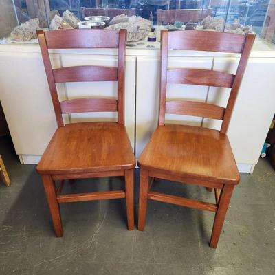 4 MATCHING WOODEN DINING TABLE CHAIRS