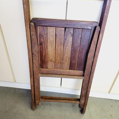 FUN VINTAGE WOODEN FOLDING CHAIR