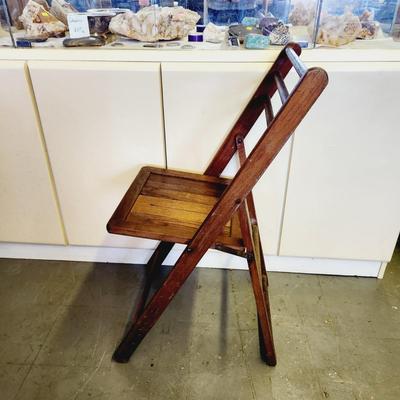 FUN VINTAGE WOODEN FOLDING CHAIR