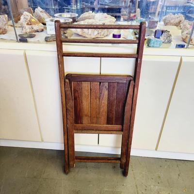 FUN VINTAGE WOODEN FOLDING CHAIR