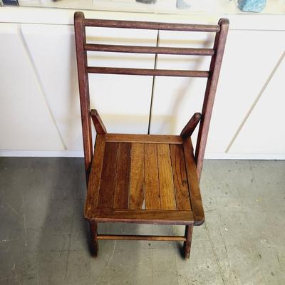 FUN VINTAGE WOODEN FOLDING CHAIR
