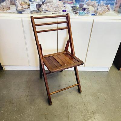 FUN VINTAGE WOODEN FOLDING CHAIR
