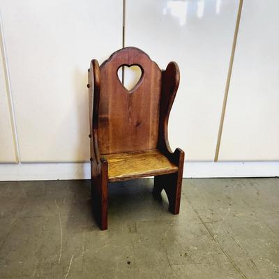 SOLID WOOD CHILDS / DOLL HEART CHAIR