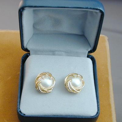 14k Yellow Gold Mabe Pearl & Diamonds Earrings - J002