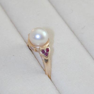 14k pearl rings with rubies Hearts Size 8.5, 2.7 Grams - J011