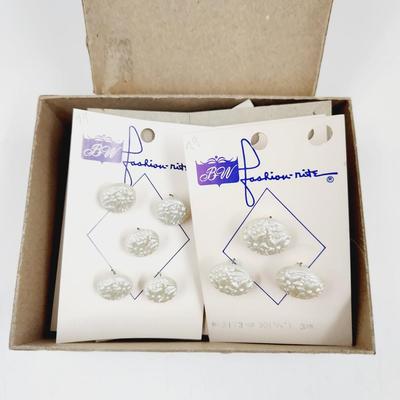 VINTAGE SET OF BUTTONS - 2 SIZES - 7 CARDS