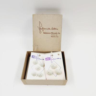 VINTAGE SET OF BUTTONS - 2 SIZES - 7 CARDS