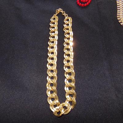 MONET JEWELRY LOT: 3 NECKLACES AND 1 SET OF EARRINGS.