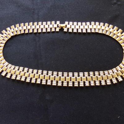 MONET JEWELRY LOT: 3 NECKLACES AND 1 SET OF EARRINGS.