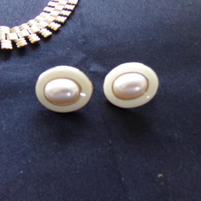 MONET JEWELRY LOT: 3 NECKLACES AND 1 SET OF EARRINGS.
