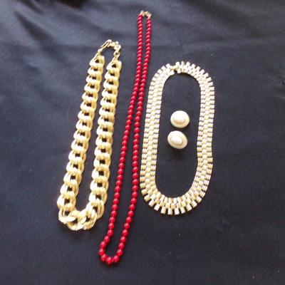 MONET JEWELRY LOT: 3 NECKLACES AND 1 SET OF EARRINGS.