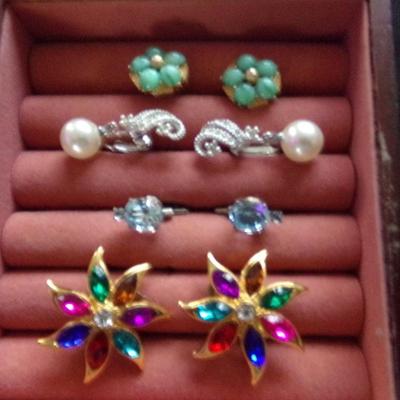 JEWELRY LOT 2; 10 SETS OF EARRINGS AND 2 BROTCHES.