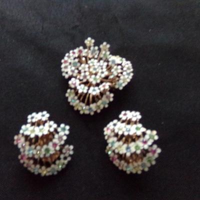 JEWELRY LOT 2; 10 SETS OF EARRINGS AND 2 BROTCHES.