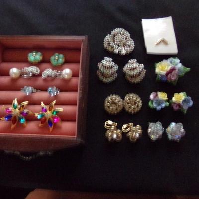 JEWELRY LOT 2; 10 SETS OF EARRINGS AND 2 BROTCHES.