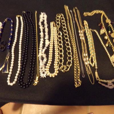 JEWELRY LOT 3; NECKLACES. UNTESTED.