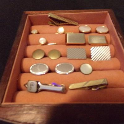 JEWELRY LOT 5; CUFF LINKS, TIE CLIPS AND STICK PINS. UNTESTED.