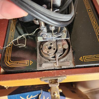 Vintage 1956  Singer 99 Sewing Machine In Original Case - Lot 840