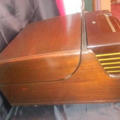 VINTAGE WESTINGHOUSE H-122A COMBO TUBE RADIO AND PHONOGRAPH