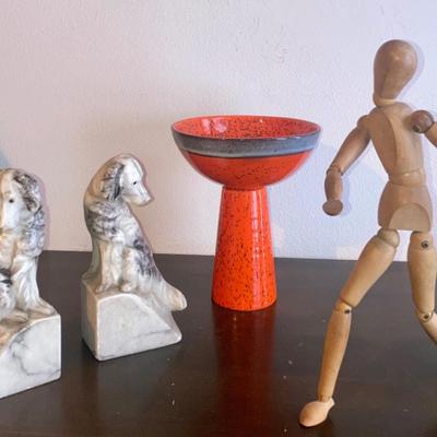 Grouping of decorative items