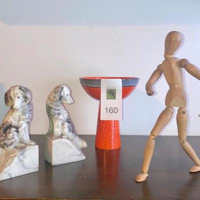 Grouping of decorative items