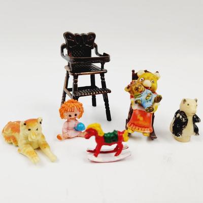 MINATURES - METAL HIGH CHAIR & PLASTIC TOYS