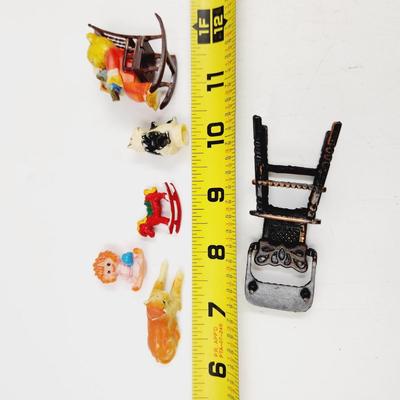MINATURES - METAL HIGH CHAIR & PLASTIC TOYS