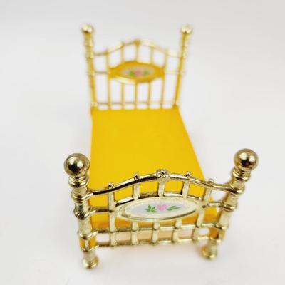 MINATURES - MATTEL 1980S LITTLE DIE CAST & PLASTIC VICTORIAN BED