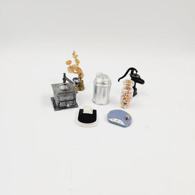 MINATURES - METAL & WOOD HOUSEHOLD ITEMS