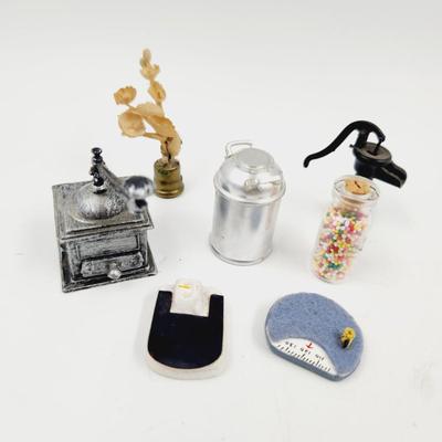 MINATURES - METAL & WOOD HOUSEHOLD ITEMS